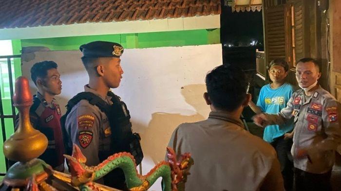 polisi-saat-mendatangi-rumah-wakil-ketua-Situbondo-yang-Dibobol-Maling.jpg