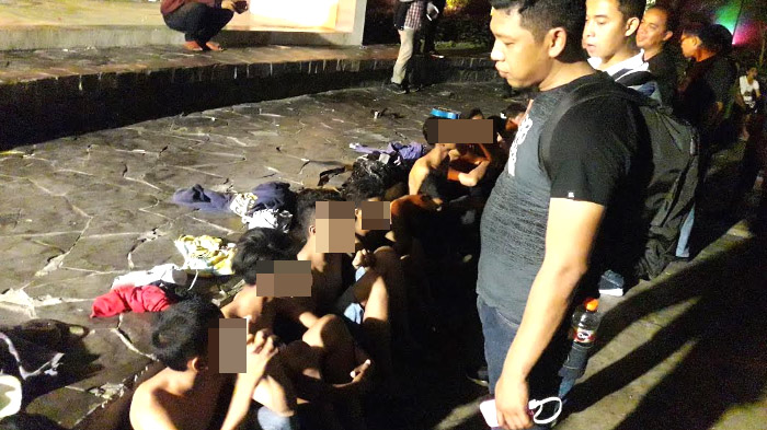 polisi-saat-mengamankan-17-anggota-geng-all-star-di-taman-mundu-surabaya.jpg