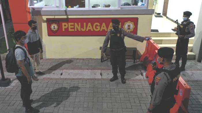 polisi-siaga-pengamanan-mapolres-gresik-rabu-3132021.jpg