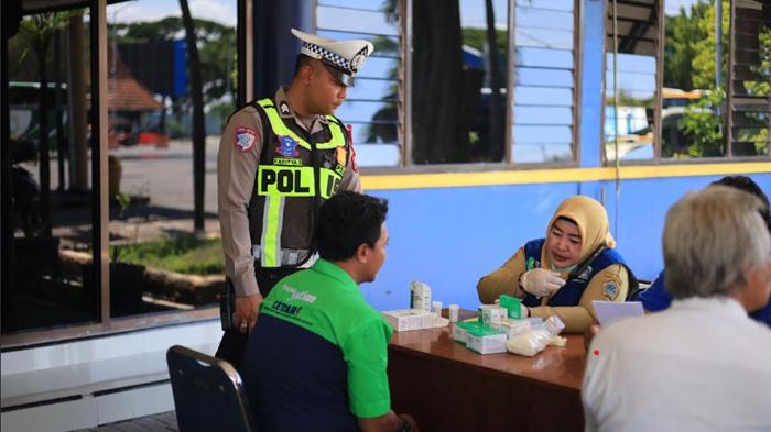 Polres Gresik Gelar Rampcheck dan Tes Urine Sopir Bus di Terminal Bunder