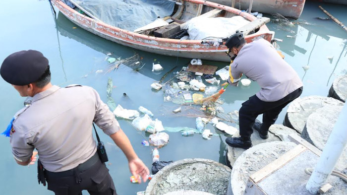 polres-gresik-bersihkan-sampah-pantai.jpg