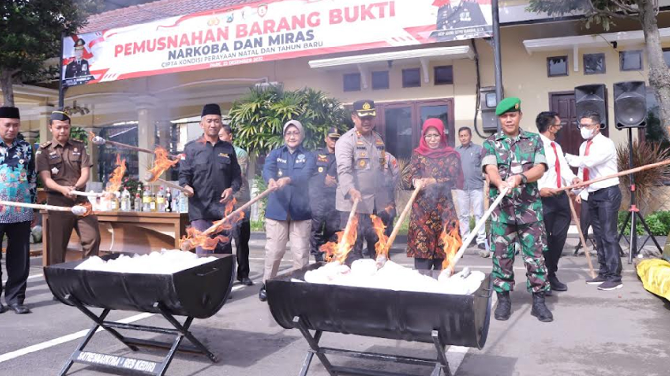 Polres Kediri Musnahkan Barang Bukti Kejahatan Ratusan Ribu Pil Dobel L dan Ribuan Botol Miras