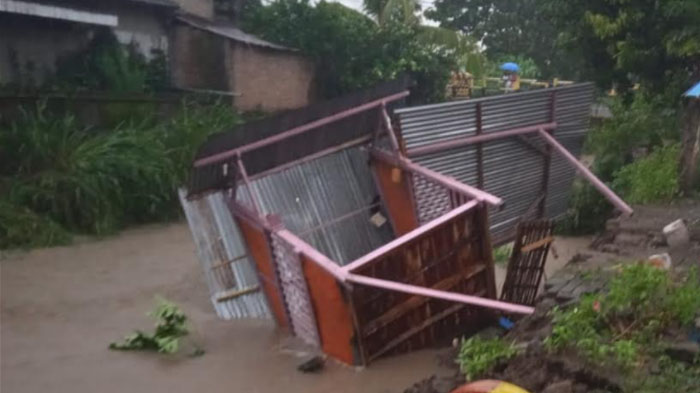Debit Air Tinggi, Pos Kamling di Pilangbango Kota Madiun Ambrol Ke Sungai