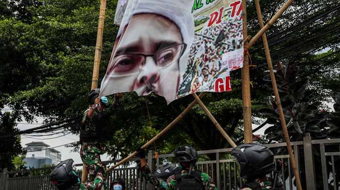 Fakta Lengkap Pencopotan Baliho Rizieq Shihab oleh TNI-Polri, Ini Alasan hingga Reaksi Massa FPI