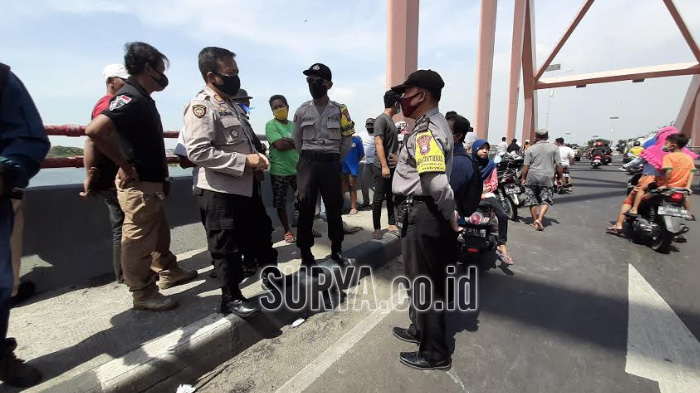 BREAKING NEWS - Pria Meloncat dari Jembatan Sembayat Gresik, Saksi Sebut Ia Sempat Minta Tolong