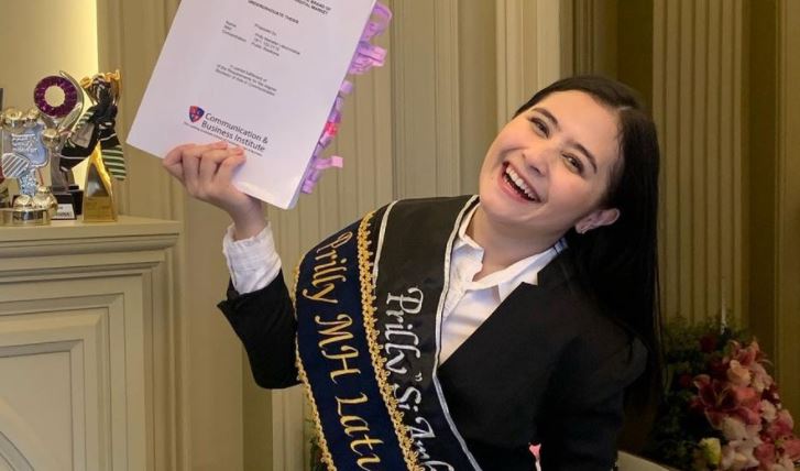 Biodata Prilly Latuconsina yang Akhirnya Lulus Kuliah S1 di Kampus Bergengsi, Banjir Karangan Bunga