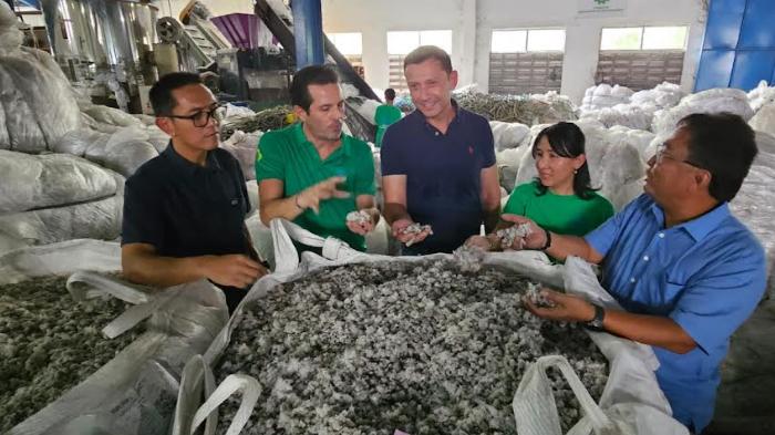 AXA Insurance Gelar CSR Beri Perlindungan Pahlawan Lingkungan Mitra SEArcular by Greencore