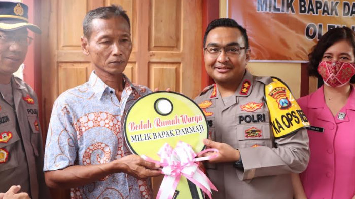 Jelang Akhir Tahun, Kapolres Nganjuk Serahkan Rumah Hasil Renovasi untuk Warga Miskin