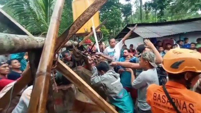 proses-evakuasi-jasad-petugas-KPPS-di-Jember-yang-terjun-ke-sumur.jpg