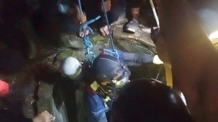 proses-evakuasi-korban-tercebur-di-sumur-Kecamatan-Wonoasri-Madiun.jpg
