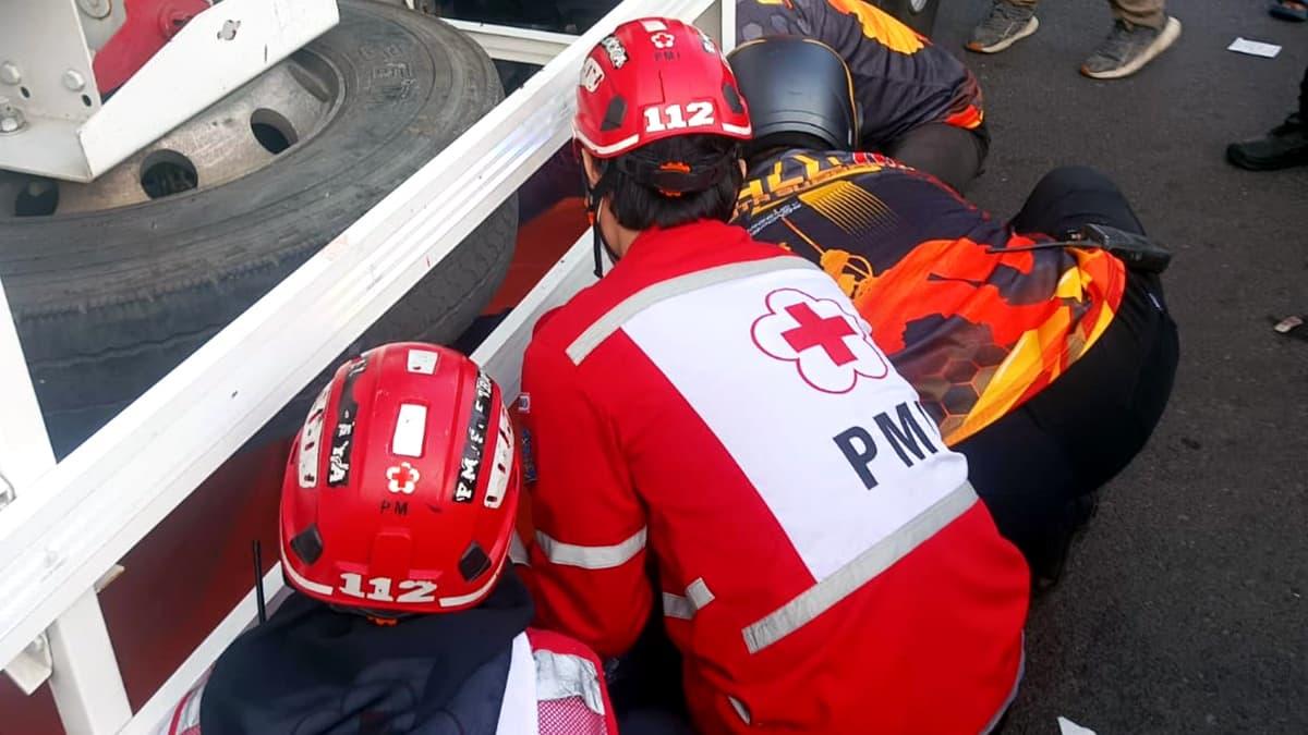 proses-evakuasi-lansia-tewas-terlindas-truk-tangki-BBM-di-Surabaya-Jatim.jpg