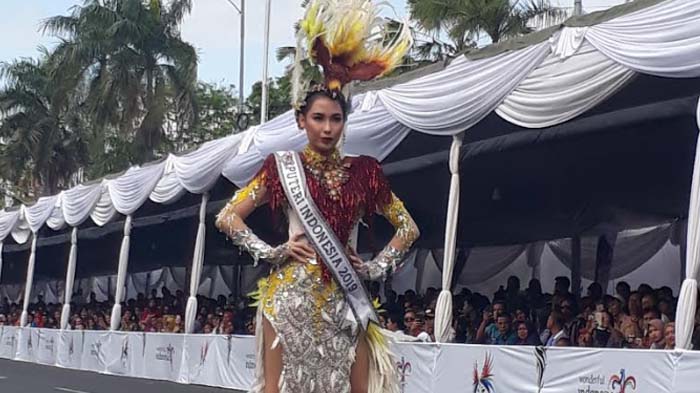 puteri-indonesia-2019-frederika-alexis-cull-tampil-di-puncak-jember-fashion-carnaval-jfc-18.jpg