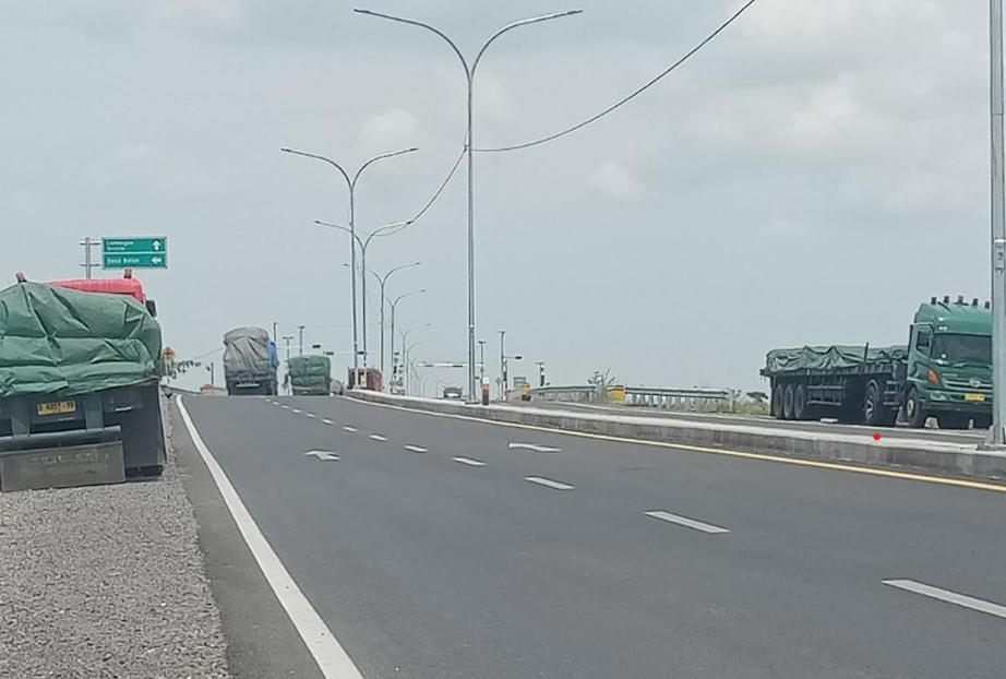 Baru Dibuka Tiga Hari, Banyak Truk Parkir di Bahu Jalan JLU Lamongan, Ini Alasan Para Pengemudi