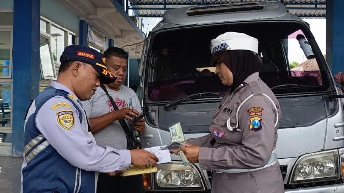 Pastikan Keselamatan Dan Cegah Kecelakaan, Polisi Gencarkan Ramp Check Angkutan Wisata di Lumajang