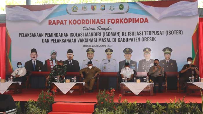 rapat-forkopimda-bersama-kepala-desa-di-halaman-parkir-kantor-bupati-gresik.jpg