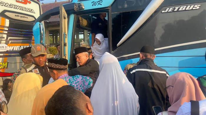 ratusan-jemaah-haji-Ponorogo-tiba-di-alun-alun.jpg