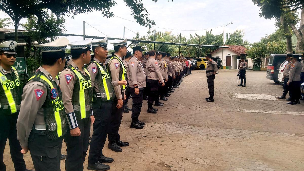 ratusan-polisi-dikerahkan-untuk-amankan-sidang-Kakek-Masir-di-PN-Situbondo-Jatim.jpg