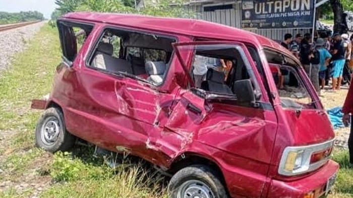 Tersangkut di Perlintasan Caruban-Babadan, Mobil Suzuki Remuk Dihantam KA Argo Semeru