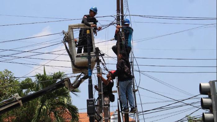 Satpol PP Jombang Copoti Puluhan Tiang Kabel FO, Provider Diberi Waktu 2 Pekan Untuk Membenahi