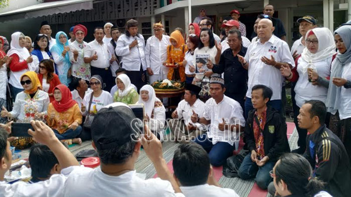 Jokowi-Ma'ruf Unggul Versi Quick Count, Relawan di Surabaya Tumpengan Sambil Kartinian