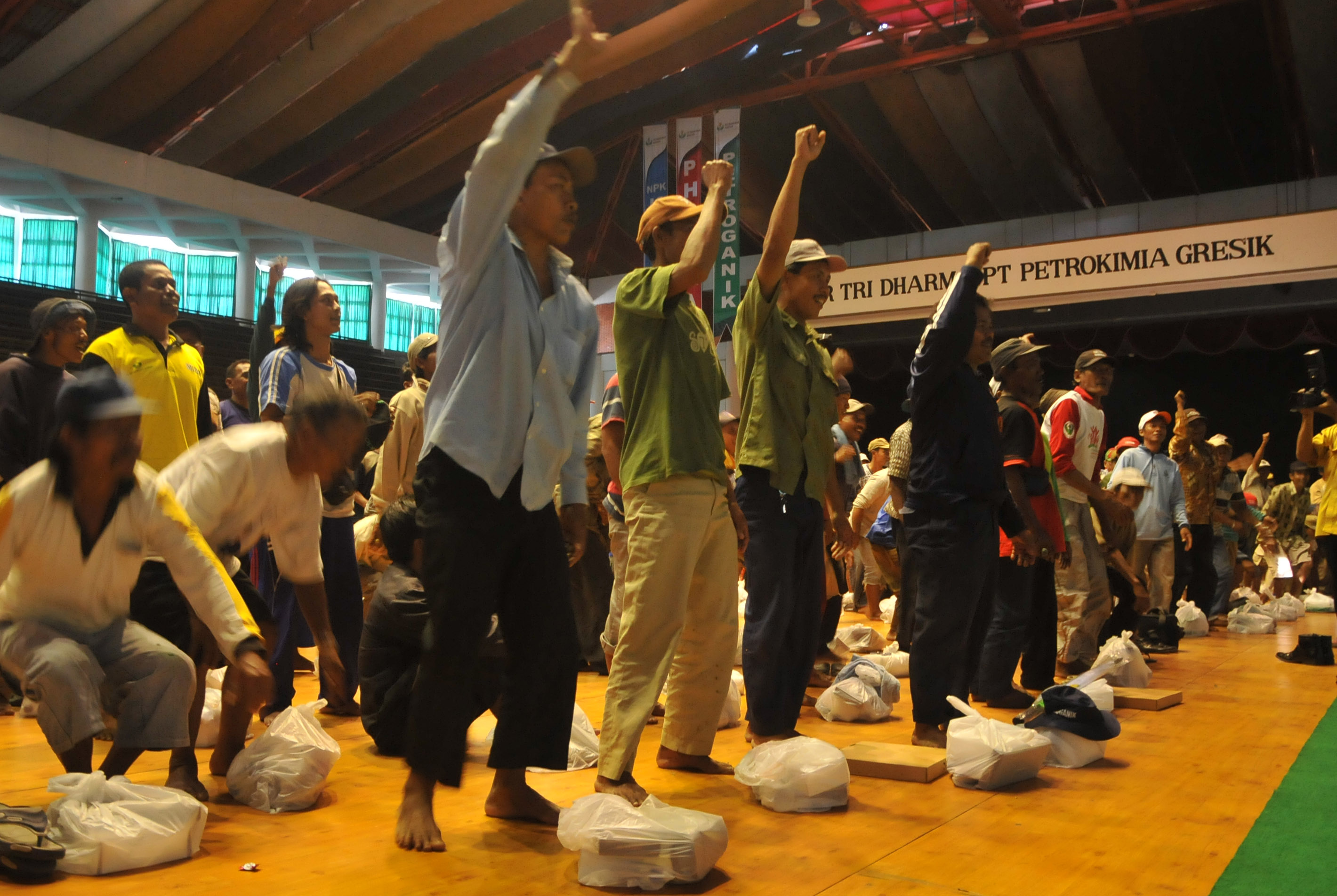 1.113 Abang Becak Dapat Sarung dan Rp 100.000 dari Petrokimia