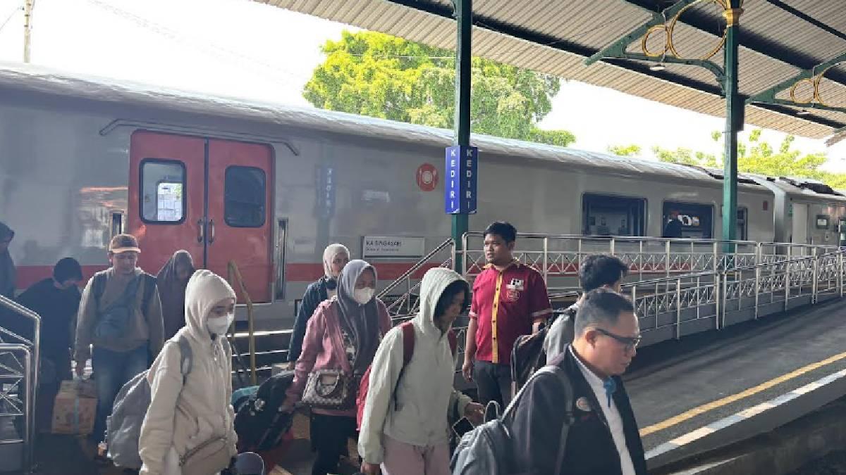 ribuan-penumpang-naik-dan-turun-melalui-Stasiun-Kediri.jpg