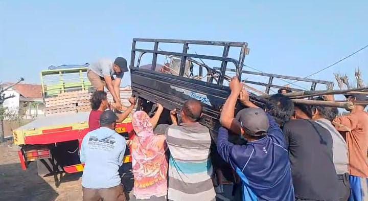 KRONOLOGI 4 Wisatawan Tewas, Motor Gerobak Roda 3 Yang Ditumpangi Tabrak Truk Di JLS Jember