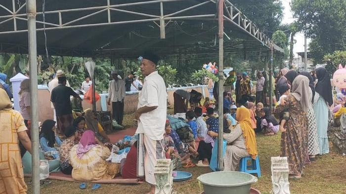 Riangnya Warga Bangkalan Sambut Ramadhan Lewat Tradisi Rokat, Bersihkan Makam Hingga Tukar Berkat