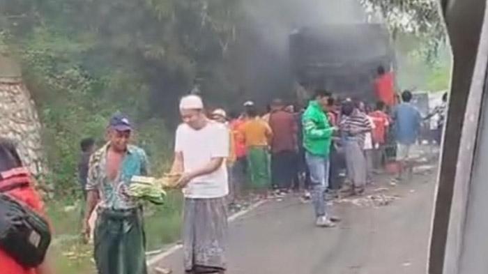 Warga Bangkalan Berebut Rokok 'Limpahan' Bus Terbakar, Polisi Belum Pastikan Keabsahan Cukainya