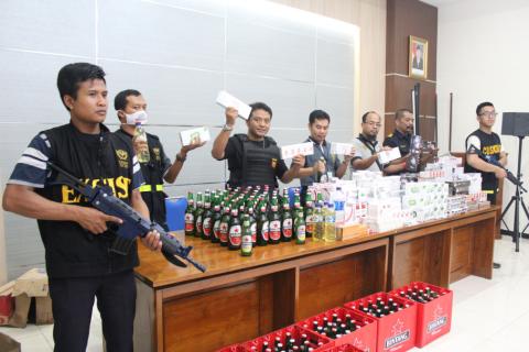 Pengepul Rokok Tanpa Cukai dan Minol Tana Izin di Ngawi Digerebek Petugas