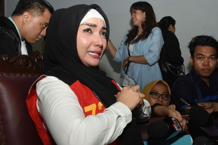 Roro Fitria Panggil-panggil Almarhum sang Ibu Usai Divonis 4 Tahun Penjara, Hotman Diminta Bantu