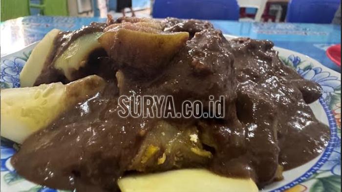 Rujak Cingur Genteng Durasim Surabaya Pertahankan Cobek Berusia 82 Tahun untuk Meracik Bumbu