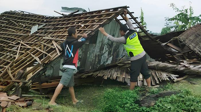 rumah-roboh-diterjang-angin-kencang-di-Bojonegoro-Jawa-Timur.jpg