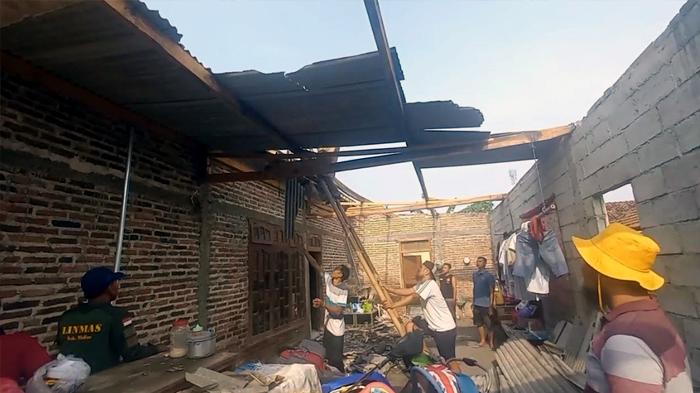 rumah-rusak-akibat-diterjang-angin-kencang-di-Madiun-Jawa-Timur.jpg