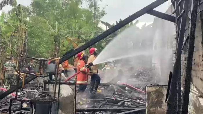 Ditinggal Pemiliknya Beraktivitas ke Sawah, Rumah di Benjeng Gresik Luluh Lantak Dilalap Api