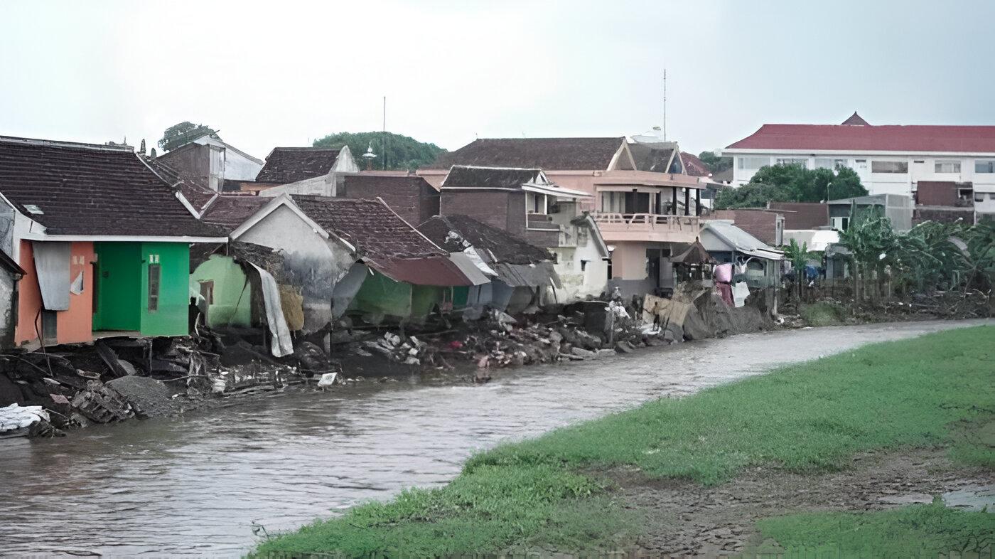 rumah-warga-di-bantaran-Kali-Asem-Lumajang-Jatimjpeg.jpg