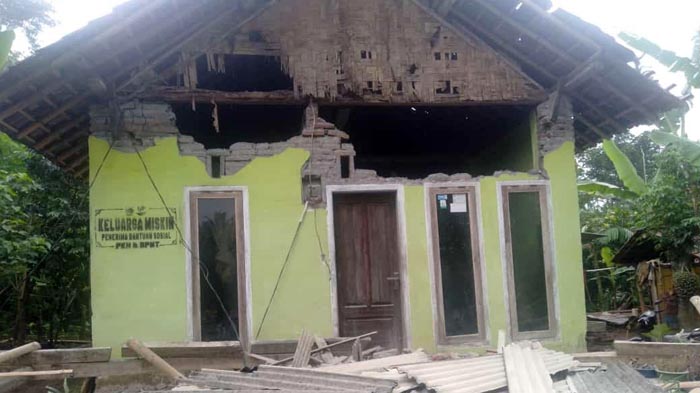 rumah-warga-di-lumajang-yang-rusak-diguncang-gempa.jpg