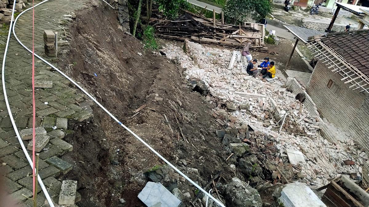 Hujan Lebat di Mojokerto, Rumah Warga Seloliman Rata dengan Tanah Tertimpa Material Longsor