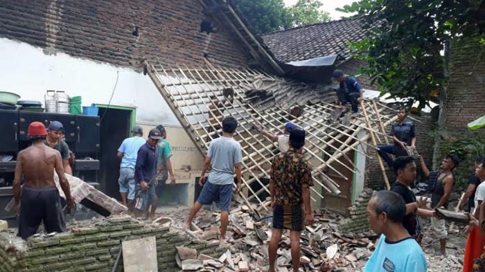 rumah-warga-rusak-terdampak-gempa-di-jember.jpg