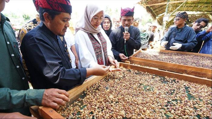 saat-Pesta-Rakyat-Kopi-Gombengsari-Minggu-1382023.jpg