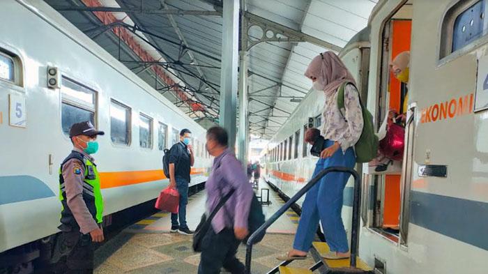 Momen Libur Natal dan Tahun Baru, KAI Daop 8 Surabaya Operasikan KA Tambahan