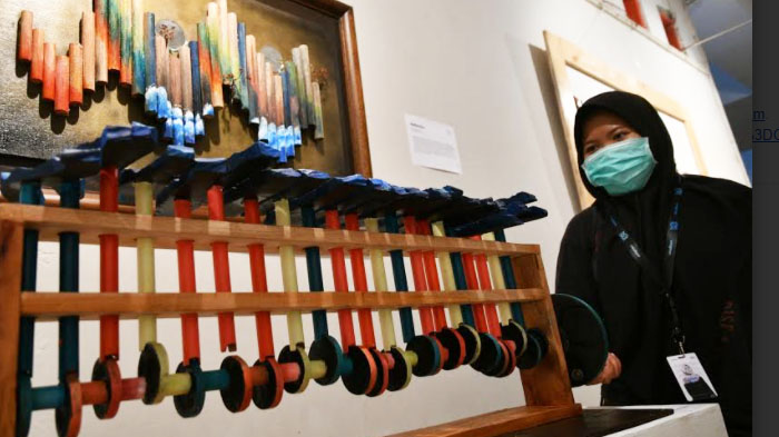 salah-satu-peserta-pameran-unkarupa-unesa-umi-lafiatus.jpg