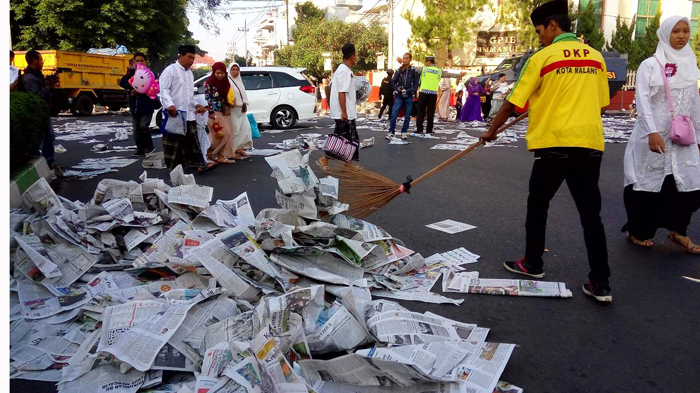 Tak Gubris Imbauan Wali Kota, Jemaah Salat Id Tinggalkan Sampah Koran