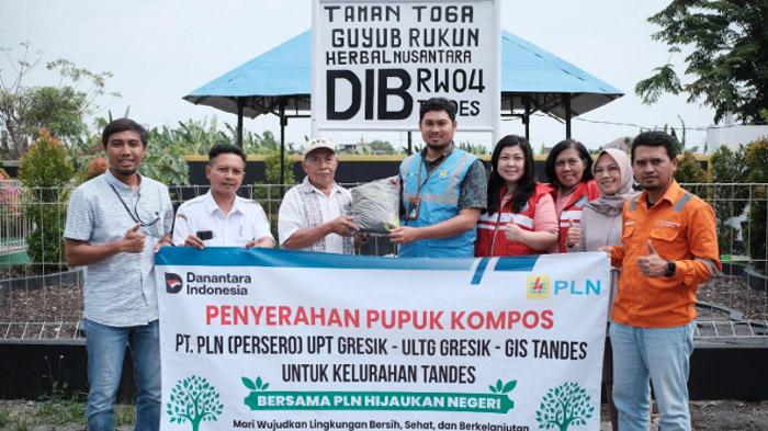 PLN UIT JBM Bagikan Pupuk Kompos untuk Warga Sekitar GIS Tandes Surabaya