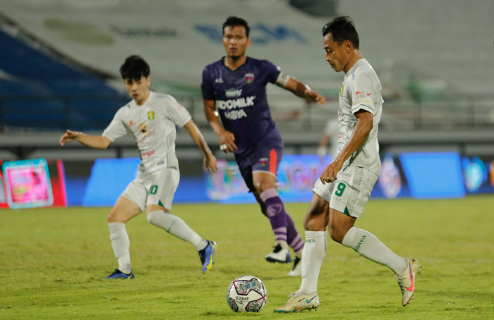 samsul-arif-munip-kanan-striker-persebaya-surabaya-beraksi.jpg