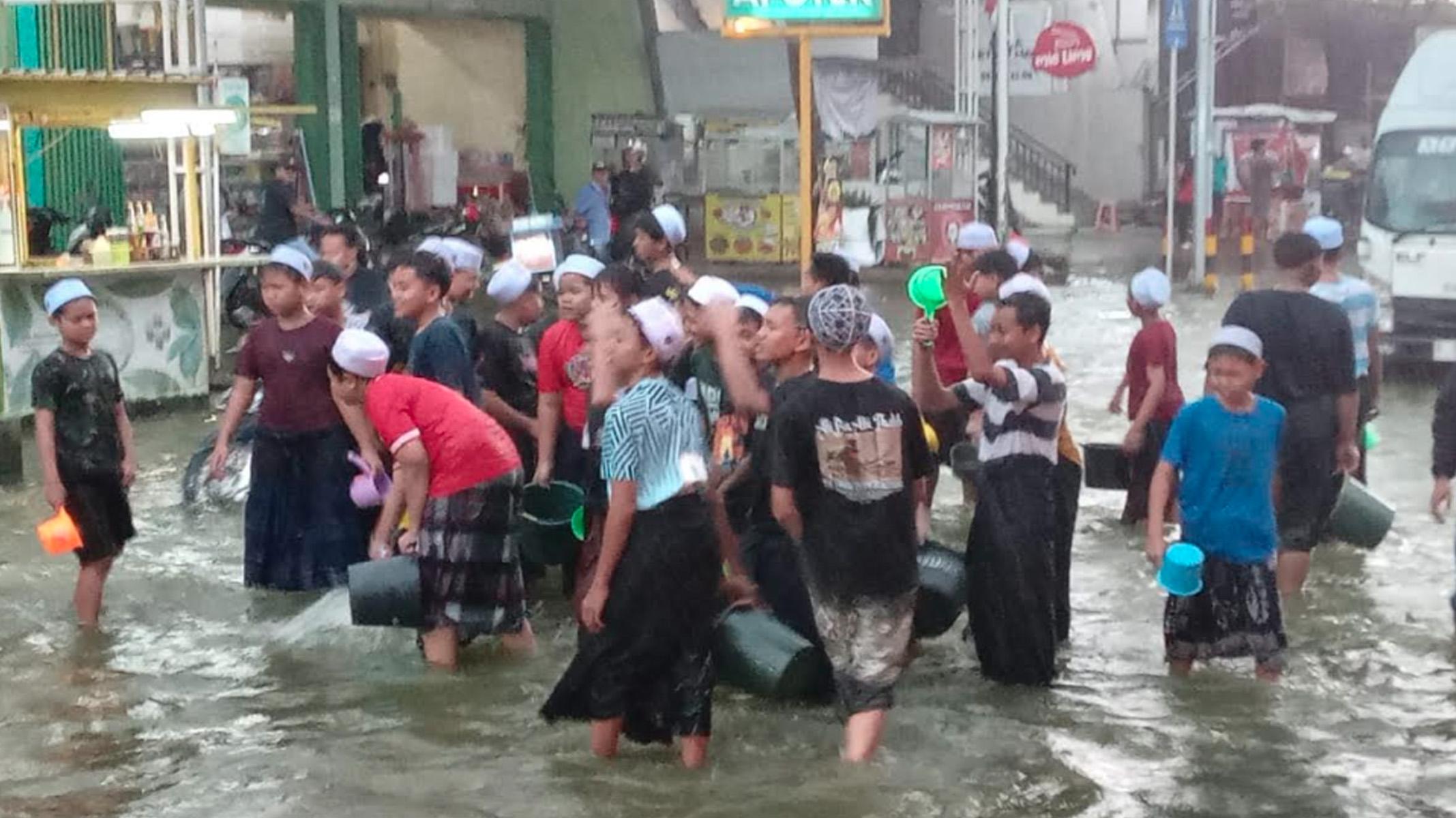 Aksi Santri Kuras Banjir di Lamongan, Sindir Pemerintah karena 4 Bulan Banjir Tak Teratasi