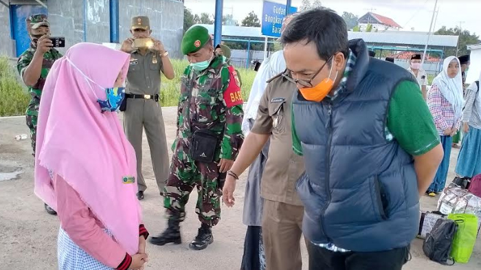 90 Santri yang Pulang ke Pamekasan Langsung Disemprot Disinfektan