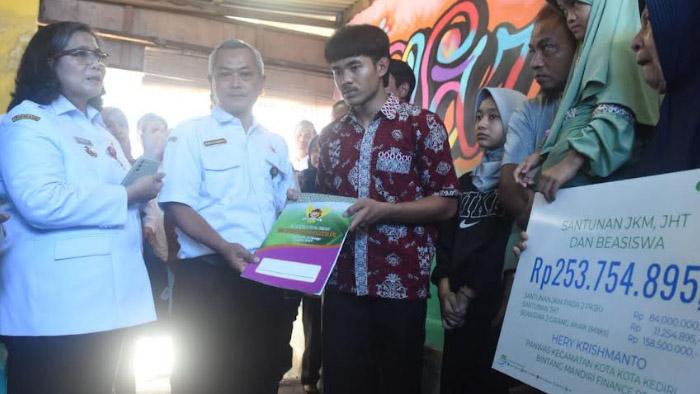 Pengawas Kelurahan Wafat Susul Istrinya, 2 Anak Yatim Piatu Dapat Santunan dan Jaminan Pendidikan