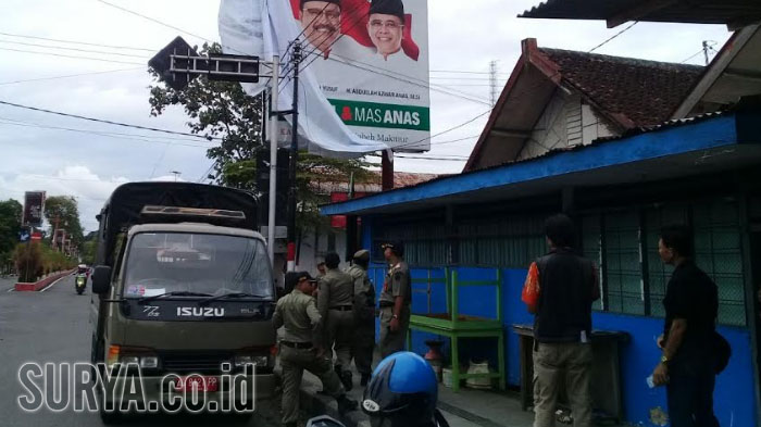 satpol-pp-blitar-cabut-banner-cagub-cawagub-jatim_20180215_171649.jpg
