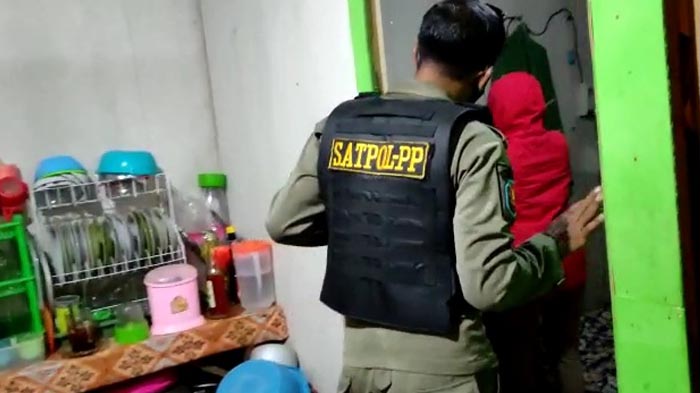 Sosok Pasangan Satpol PP Dimabuk Asmara hingga Video Panasnya Tersebar, Nasibnya Kini